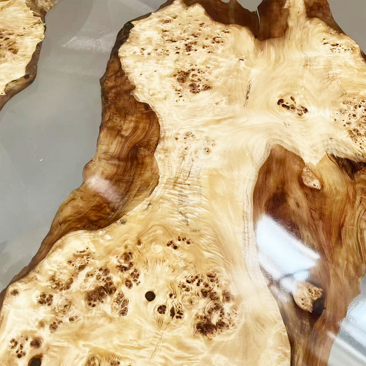 Poplar Burl Clear Epoxy Resin Round Dining Table